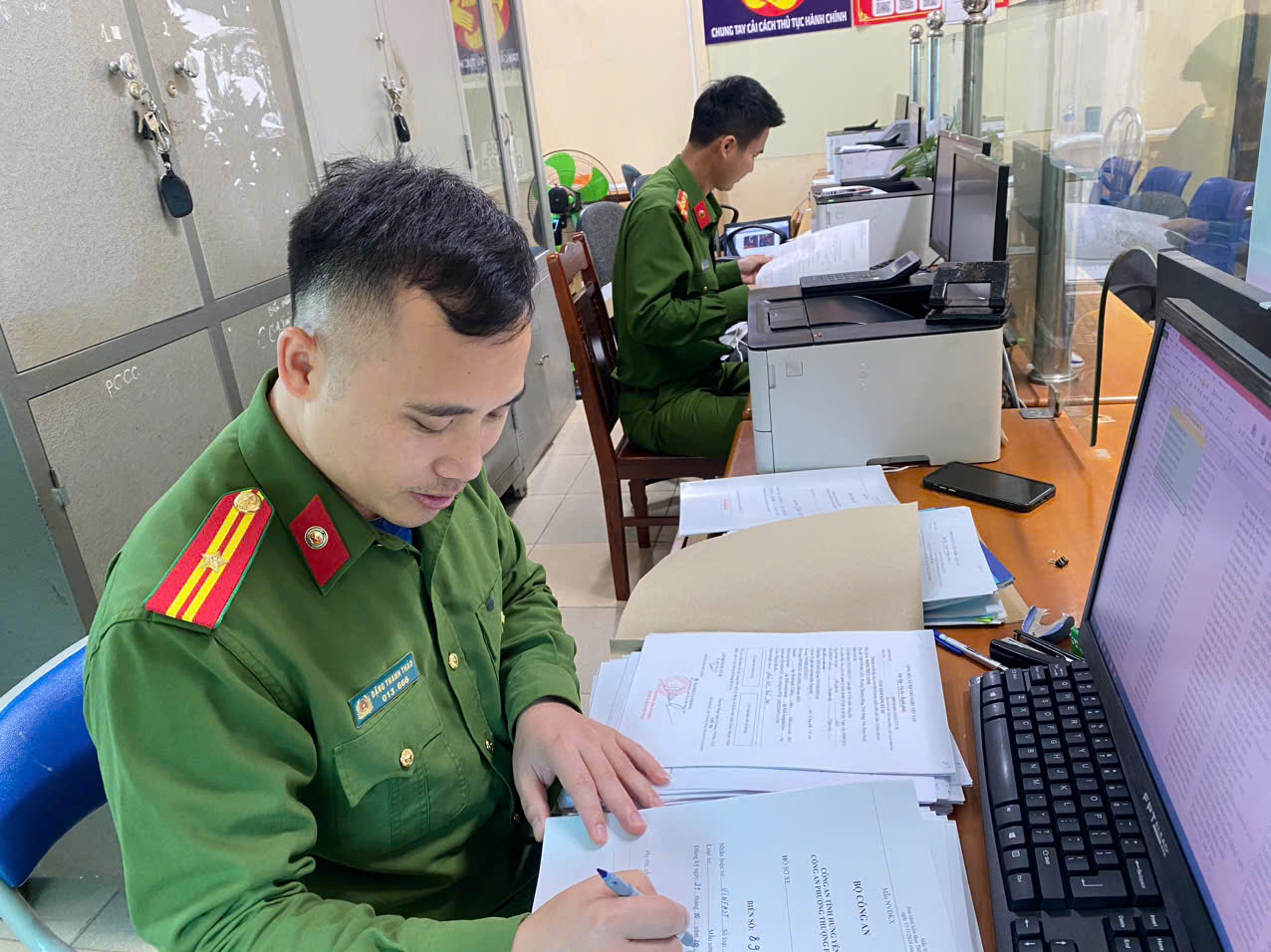 Công an phường Thượng Hồng tổng rà soát, làm sạch về dữ liệu phương tiện, giấy phép lái xe và số hóa hồ sơ  đăng ký xe.