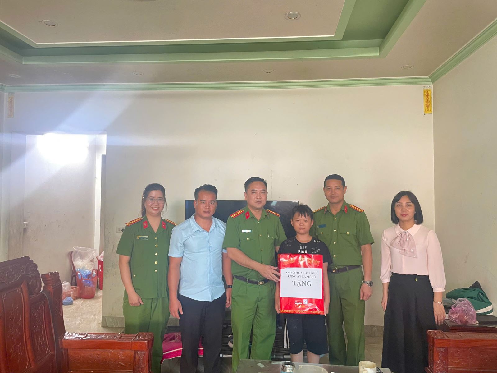 Công an xã Mễ Sở chung tay lan tỏa yêu thương nhân tháng hành động quốc gia về phòng, chống bạo lực gia đình, vì trẻ em và kỷ niệm ngày gia đình Việt Nam