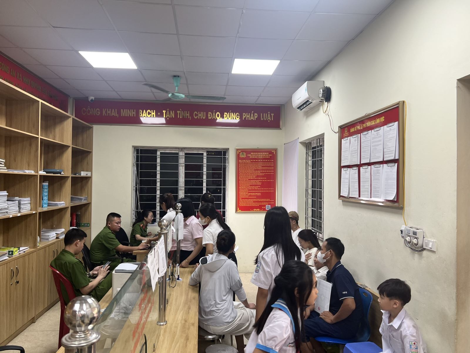 Công an xã Như Quỳnh triển khai đợt cao điểm cấp căn cước và định danh điện tử mức 2 cho công dân là học sinh từ đủ 6 đến dưới 14 tuổi