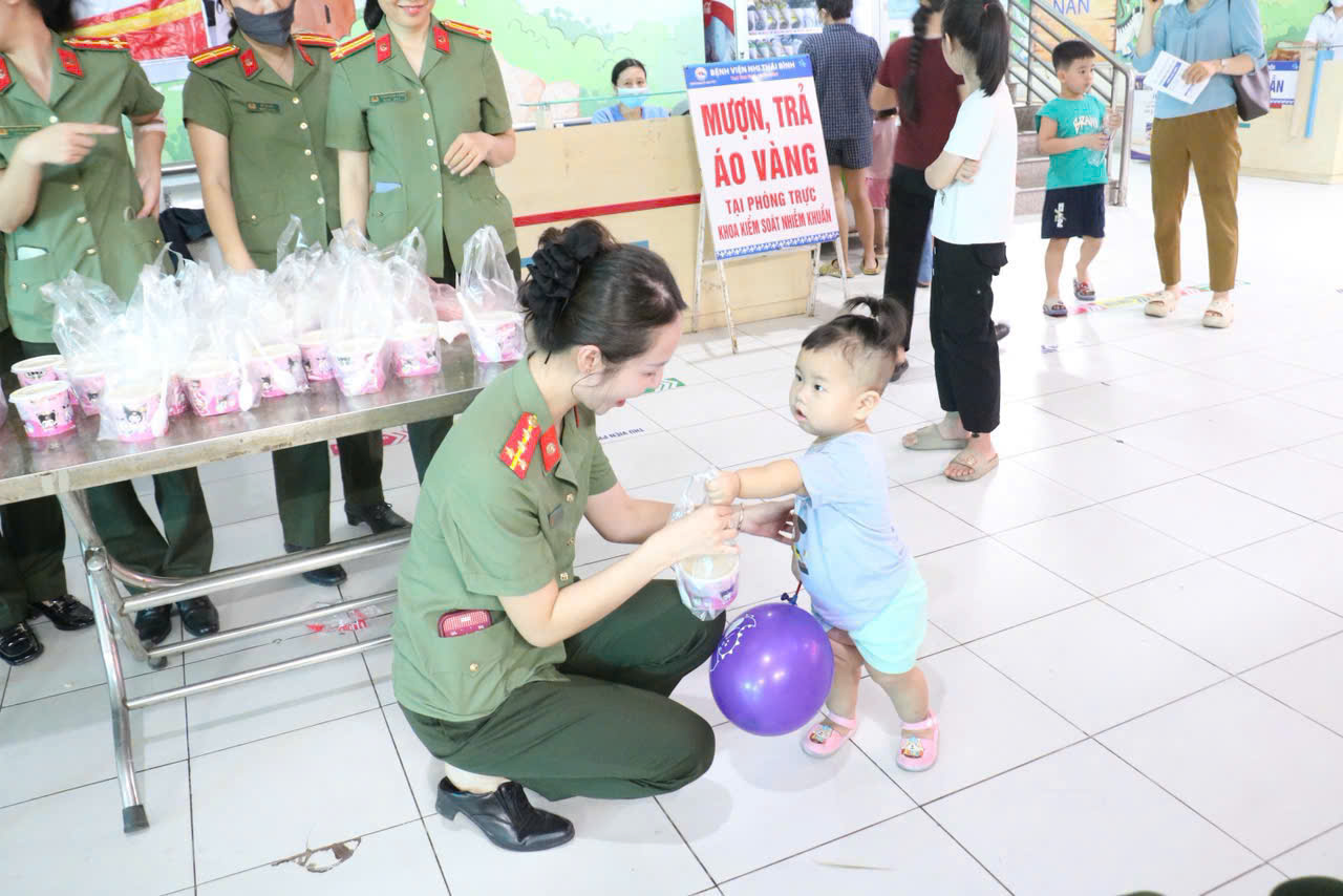 HỘI PHỤ NỮ KHỐI AN NINH NHÂN DÂN, CÔNG AN TỈNH HƯNG YÊN LAN TỎA TINH THẦN “VÌ NHÂN DÂN PHỤC VỤ” QUA NHỮNG SUẤT CHÁO YÊU THƯƠNG