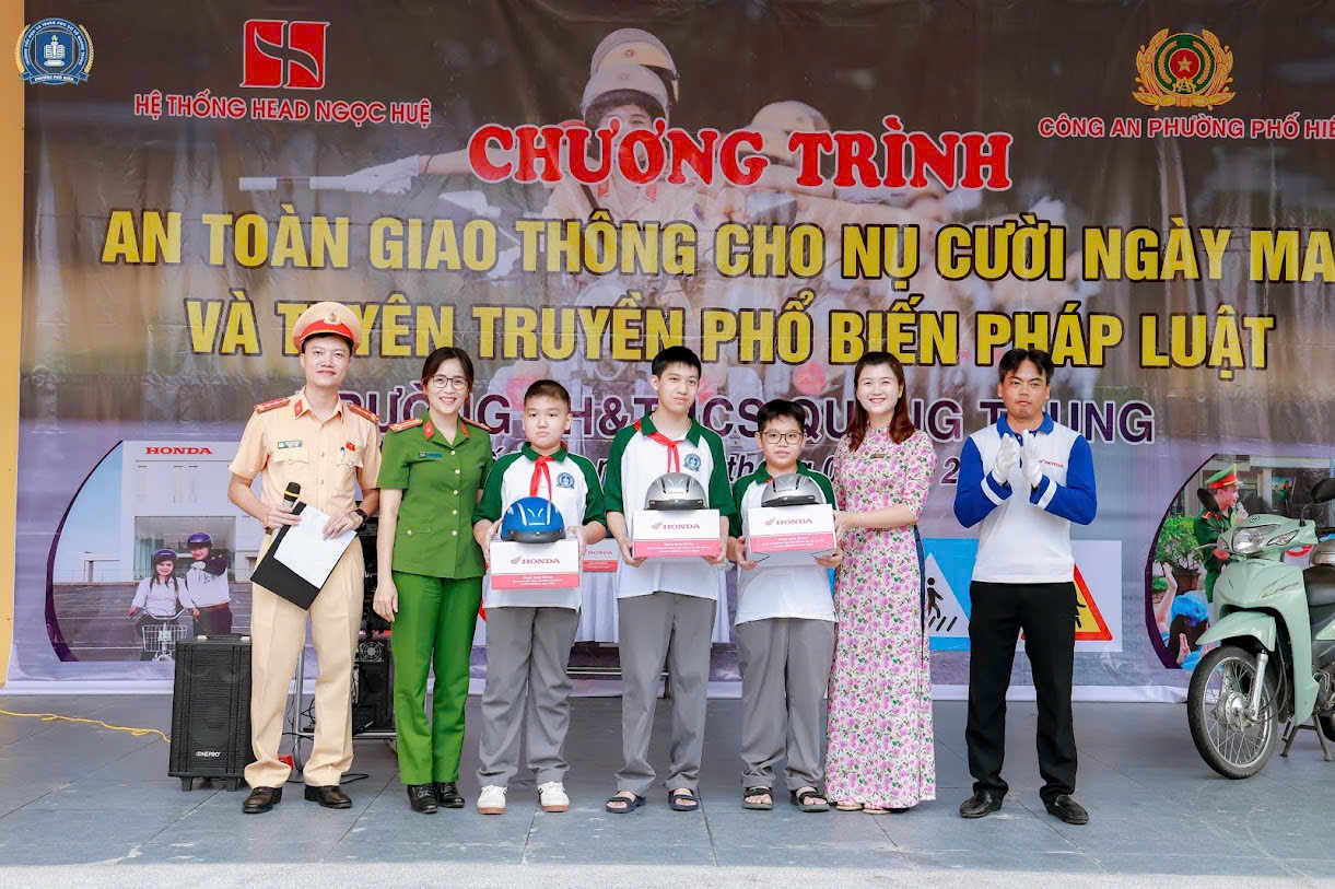 Công an phường Phố Hiến tổ chức chương trình tuyên truyền “An toàn giao thông cho nụ cười ngày mai” tại Trường Tiểu học & THCS Quang Trung