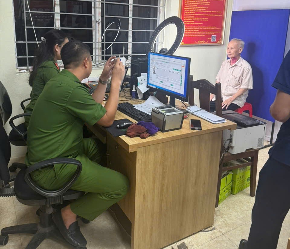 Công an xã Như Quỳnh triển khai thực hiện thu nhận cấp đổi thẻ đảng viên trong Đảng bộ xã.
