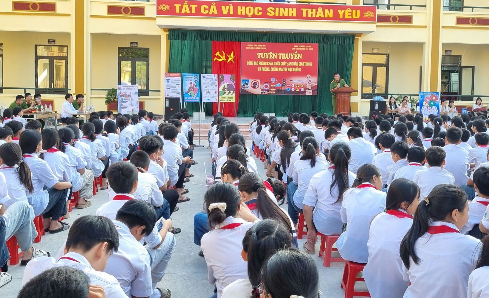 Công an xã Hồng Quang tuyên truyền phòng cháy chữa cháy, an toàn giao thông và phòng, chống ma túy học đường tại trường THCS Hồ Tùng Mậu