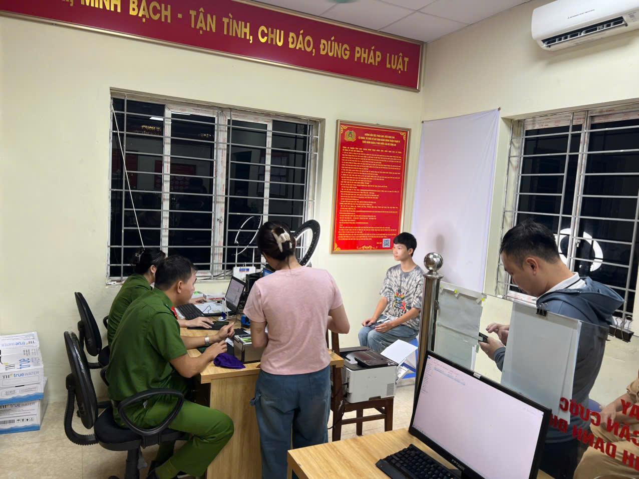 Công an xã Như Quỳnh mở đợt cao điểm cấp tài khoản định danh điện tử mức 2 cho công dân.