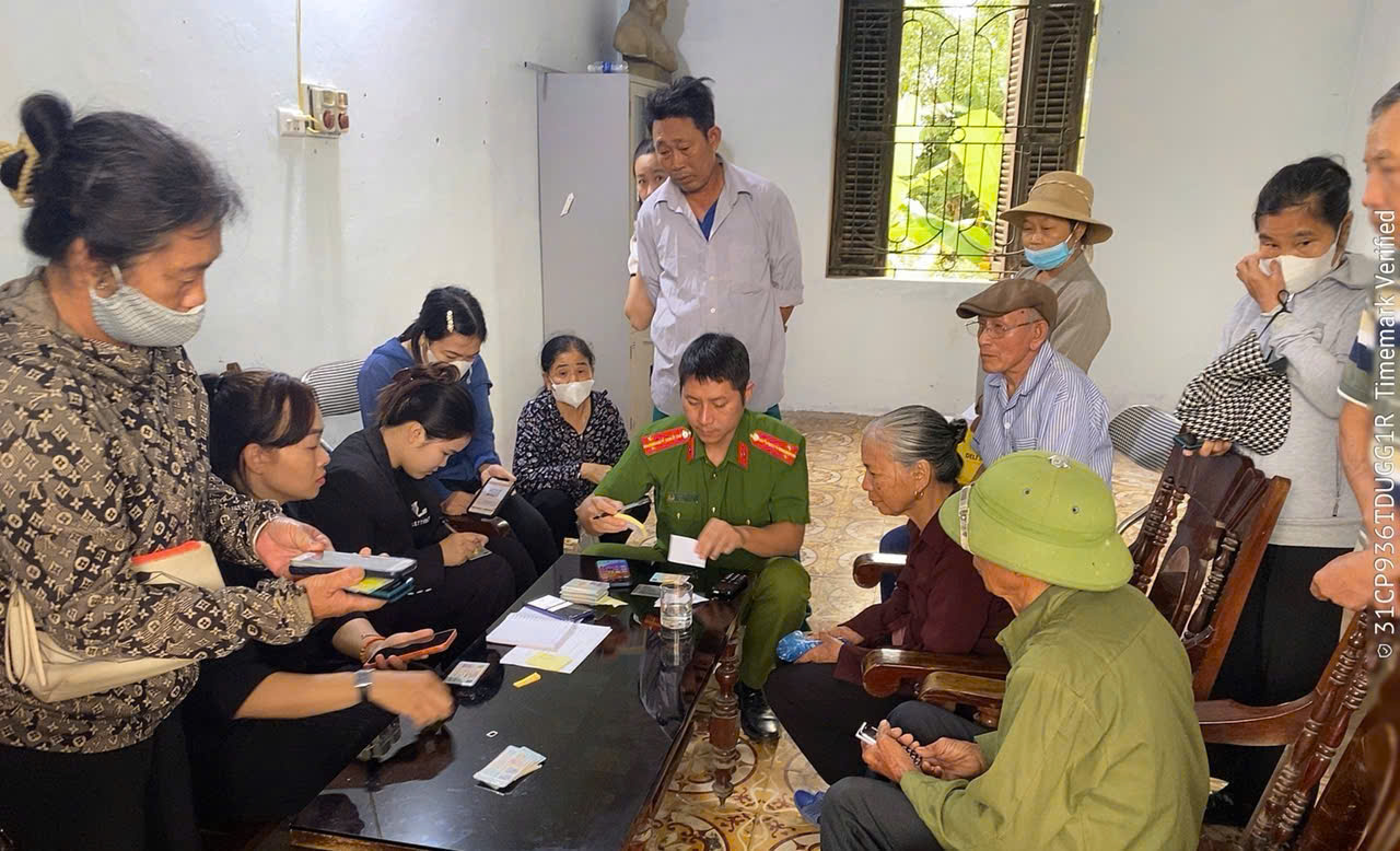 Công an xã Nam Cường đẩy mạnh hỗ trợ người dân tích hợp an sinh xã hội trên úng dụng VNeID