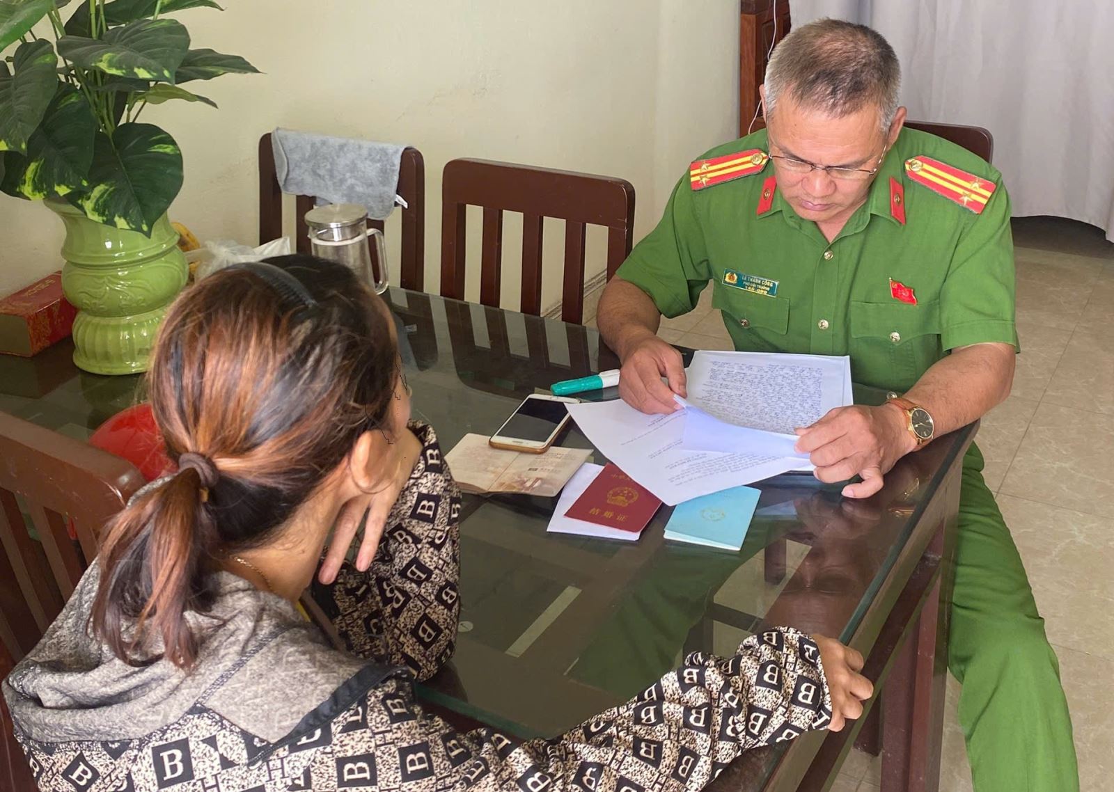 Công an xã Tân Tiến xử lý trường hợp không khai báo tạm trú cho người nước ngoài