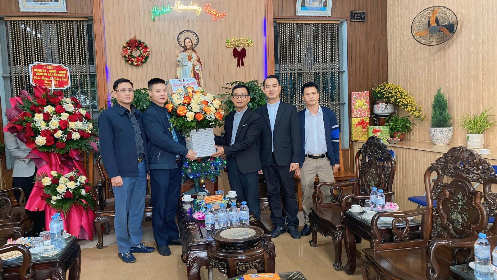 Công an xã Tân Hưng thăm hỏi, chúc mừng lễ Giáng sinh năm 2025