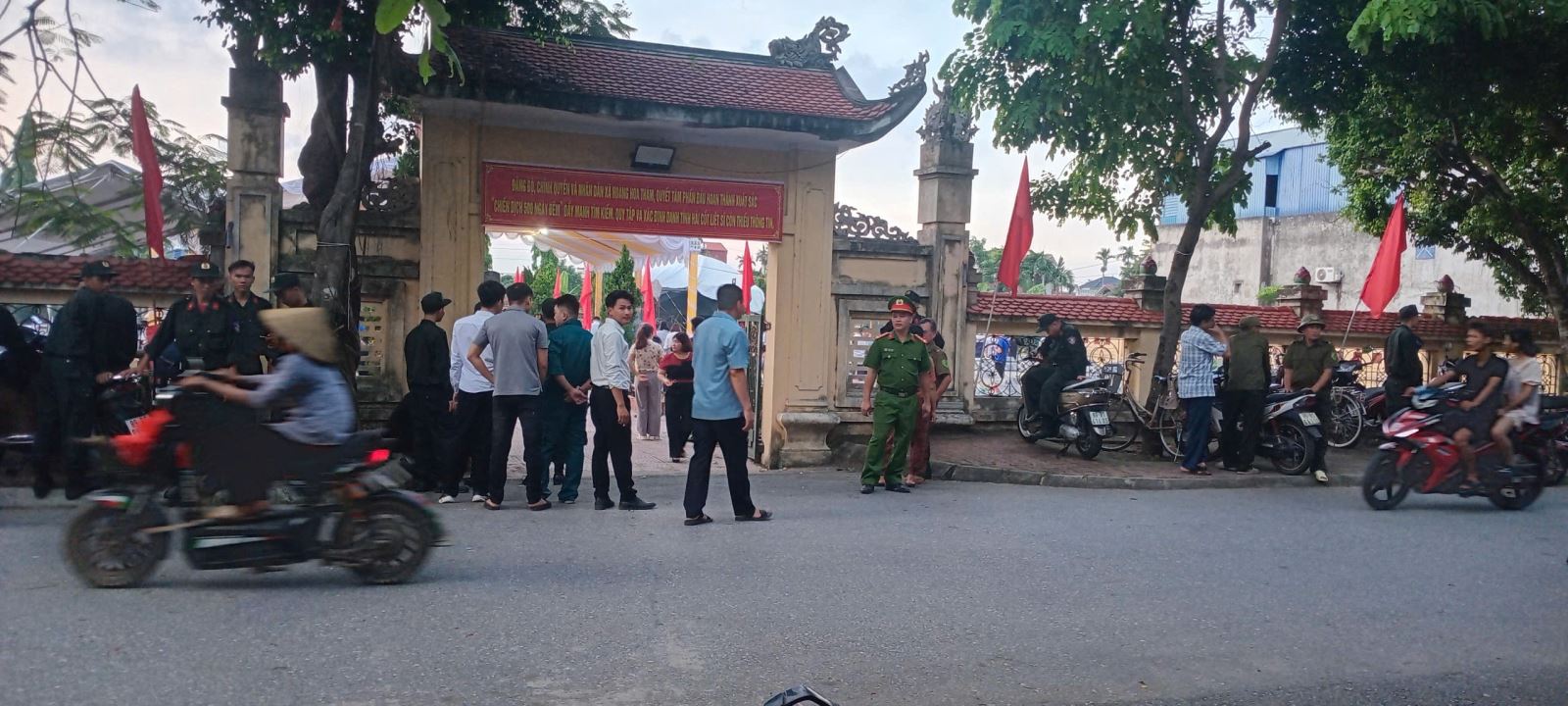 Công an xã Hoàng Hoa Thám bảo đảm an ninh, trật tự phục vụ công tác thu nhận mẫu ADN liệt sĩ chưa xác định được danh tính