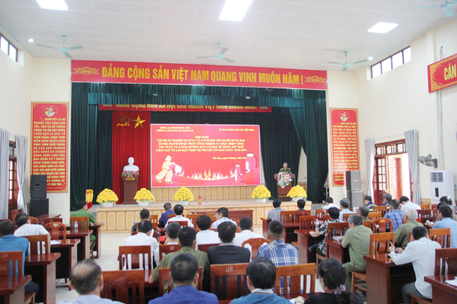 Tổ chức tập huấn nghiệp vụ PCCC và CNCH cho người đứng đầu cơ sở thuộc diện quản lý về PCCC trên địa bàn 02 xã Tiên Hoa và Quang Hưng