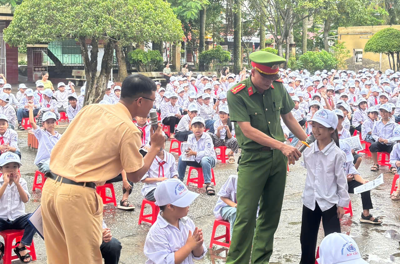 Đoàn viên thanh niên Công an tỉnh - Lực lượng nòng cốt trong công tác tuyên truyền bảo đảm trật tự, an toàn giao thông
