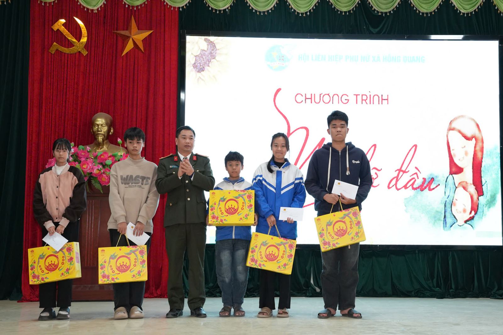 Công an xã Hồng Quang chung tay lan tỏa yêu thương trong chương trình trao kinh phí “mẹ đỡ đầu” đợt 2 năm 2025 