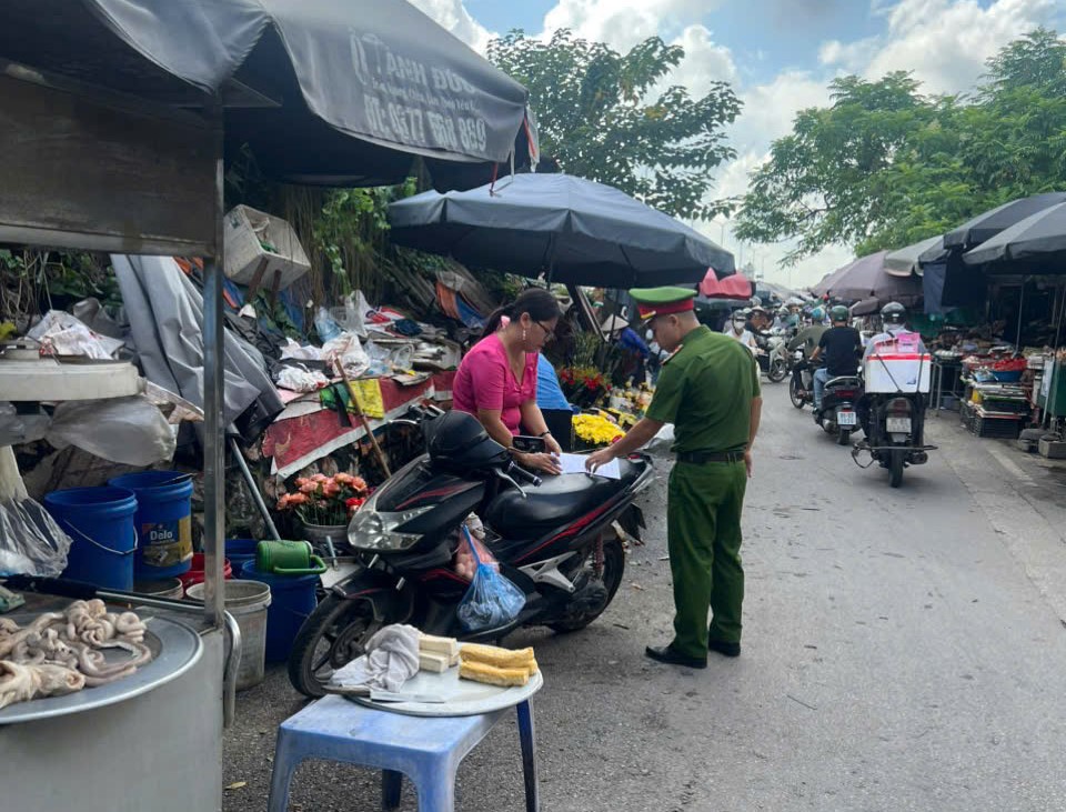 Công an xã Như Quỳnh ra quân tuyên truyền, xử lý vi phạm và tổ chức ký cam kết bảo đảm trật tự, hành lang an toàn giao thông.