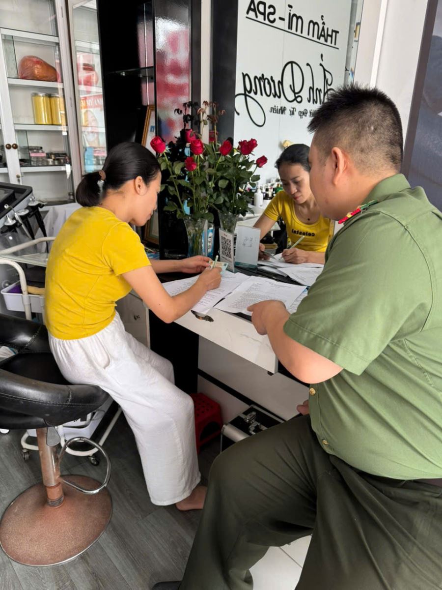Công an xã Châu Ninh tăng cường kiểm tra cư trú, tuyên truyền chấp hành quy định đối với cơ sở spa, thẩm mỹ