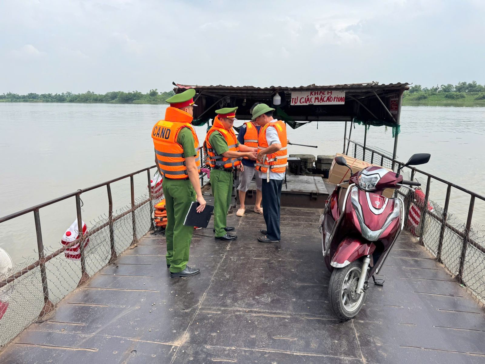 Công an xã Tiên Hưng tăng cường tuyên truyền, bảo đảm an toàn giao thông đường thủy tại bến đò Rống