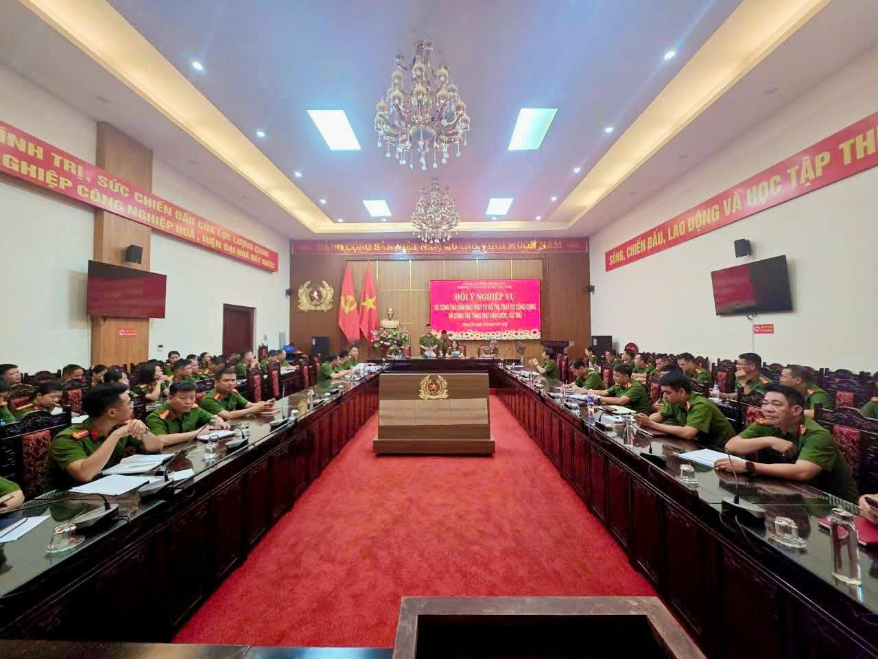 Hội ý nghiệp vụ về công tác bảo đảm trật tự đô thị, trật tự công cộng và công tác tàng thư căn cước, cư trú