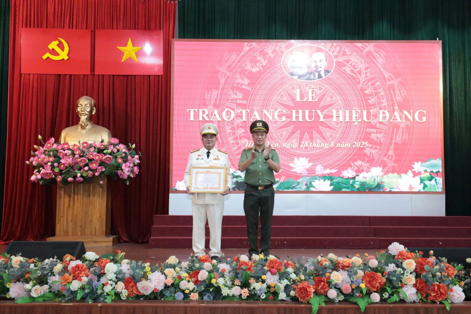 Trao tặng Huy hiệu Đảng đợt 02-9-2025