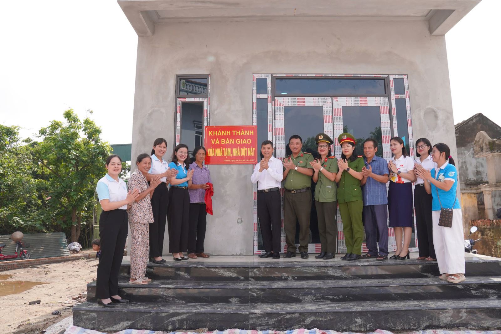 Ban phụ nữ Công an tỉnh phối hợp tổ chức bàn giao nhà cho hộ gia đình thuộc Chương trình Xóa nhà tạm, nhà dột nát trên địa bàn tỉnh Hưng Yên