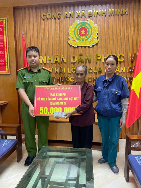 Công an xã Bình Minh tổ chức bàn giao kinh phí hỗ trợ xóa nhà tạm, nhà dột nát trên địa bàn xã