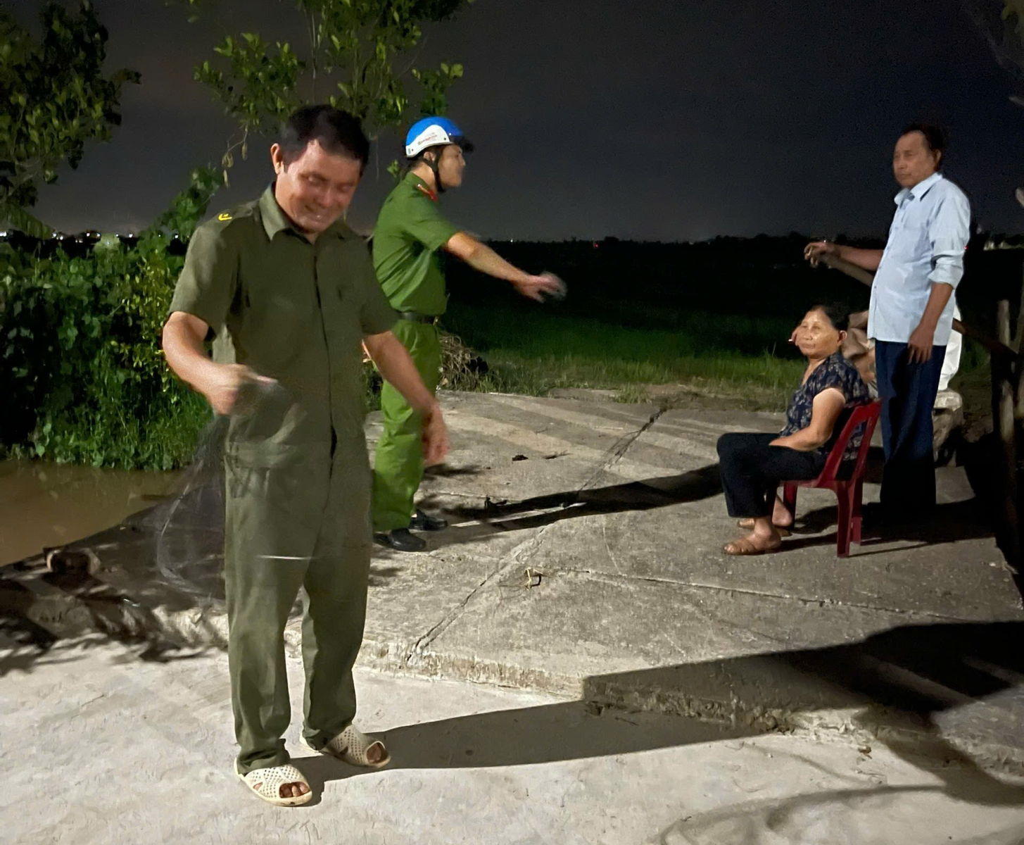 Công an xã Nam Tiền Hải tăng cường kiểm tra, vận động, tuyên truyền người dân không sử dụng điện đánh chuột