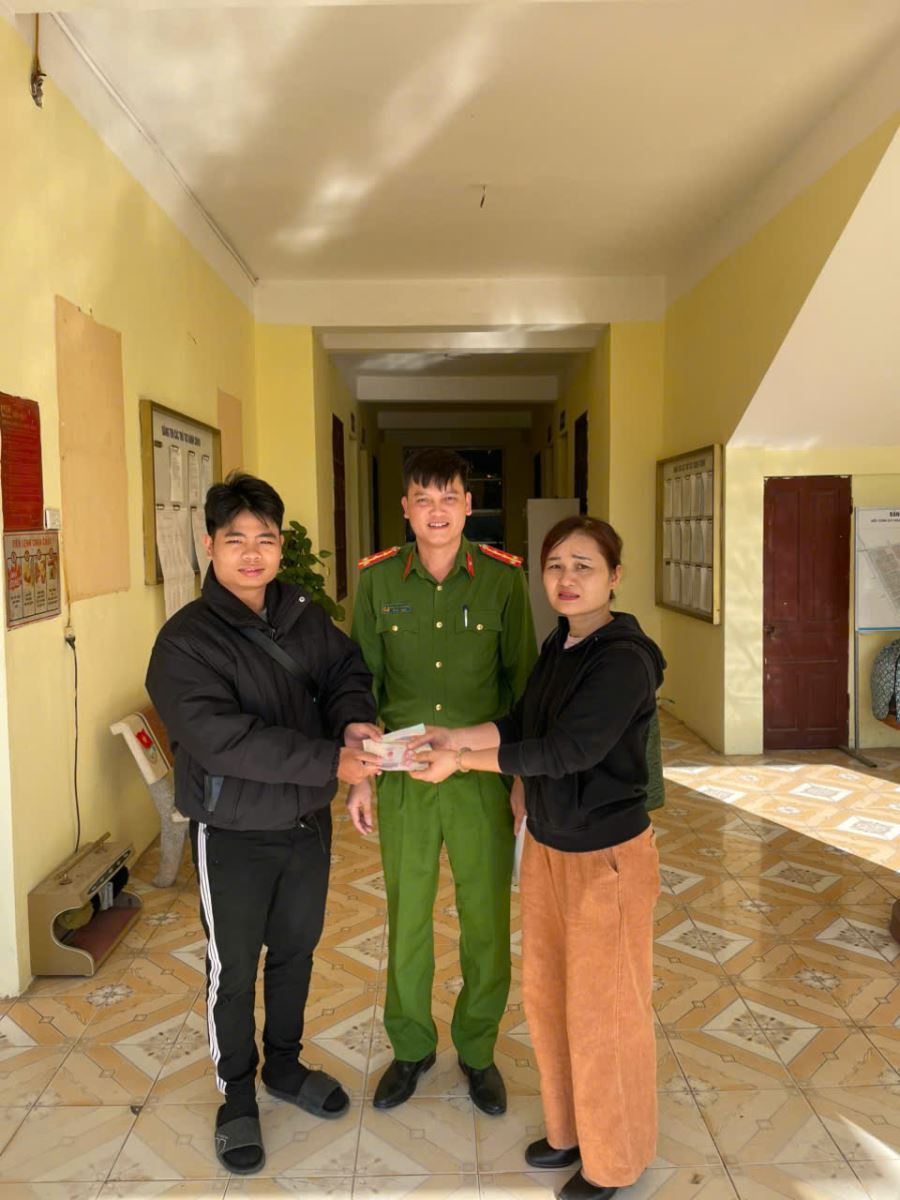 Công an xã Nghĩa Trụ kịp thời hỗ trợ công dân  nhận lại tiền chuyển khoản nhầm