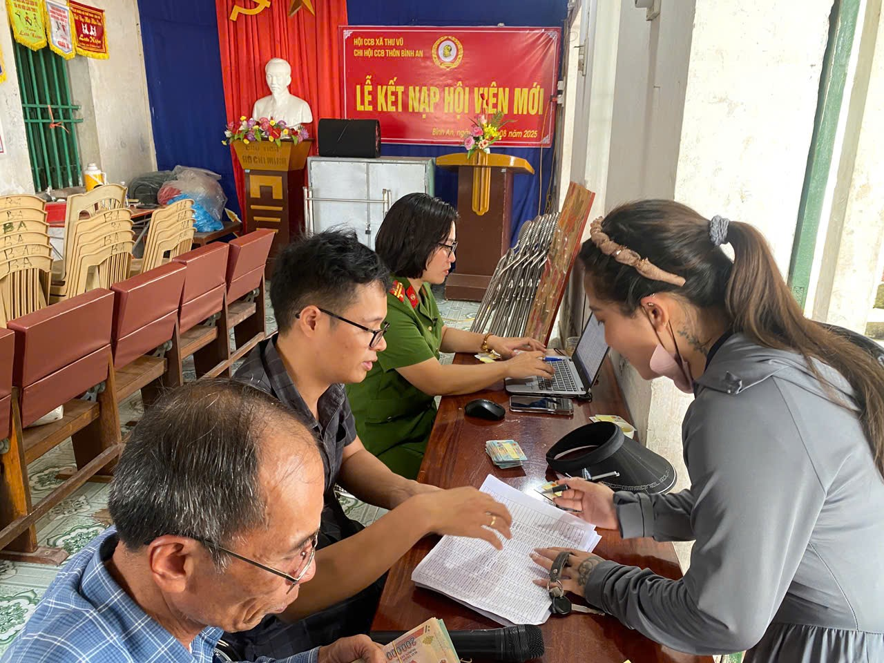 Trên 3,5 tỷ đồng quà tặng của Nhà nước dịp kỷ niệm 80 năm Cách mạng tháng Tám thành công và Quốc khánh 2/9 được trao đến 35.400 nhân khẩu trên địa bàn xã Thư Vũ