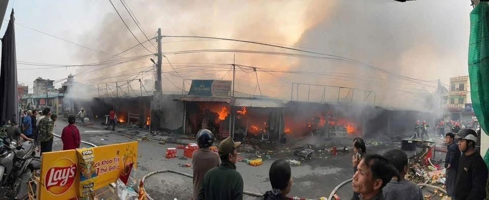 Lực lượng Cảnh sát Phòng cháy chữa cháy Công an tỉnh kịp thời dập tắt đám cháy tại Chợ Dành, xã Bắc Thụy Anh