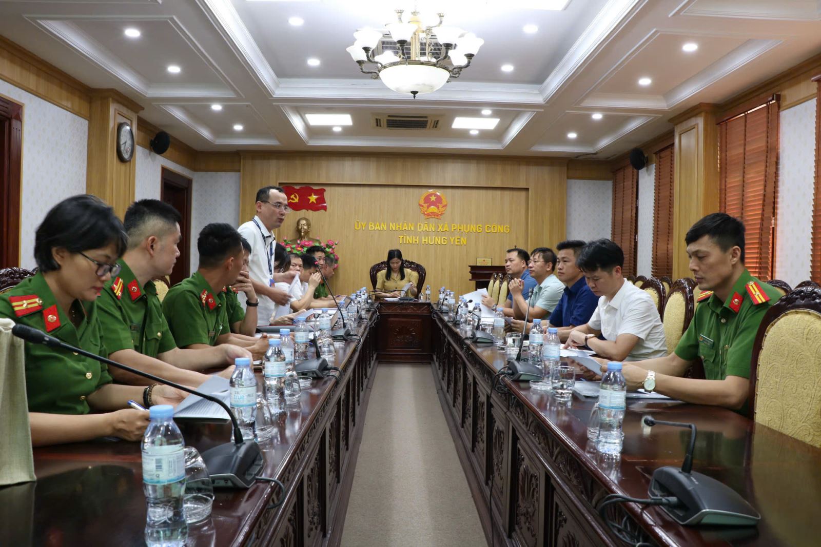 Công an xã Phụng Công phối hợp nhà trường đẩy nhanh cấp căn cước, định danh điện tử cho học sinh