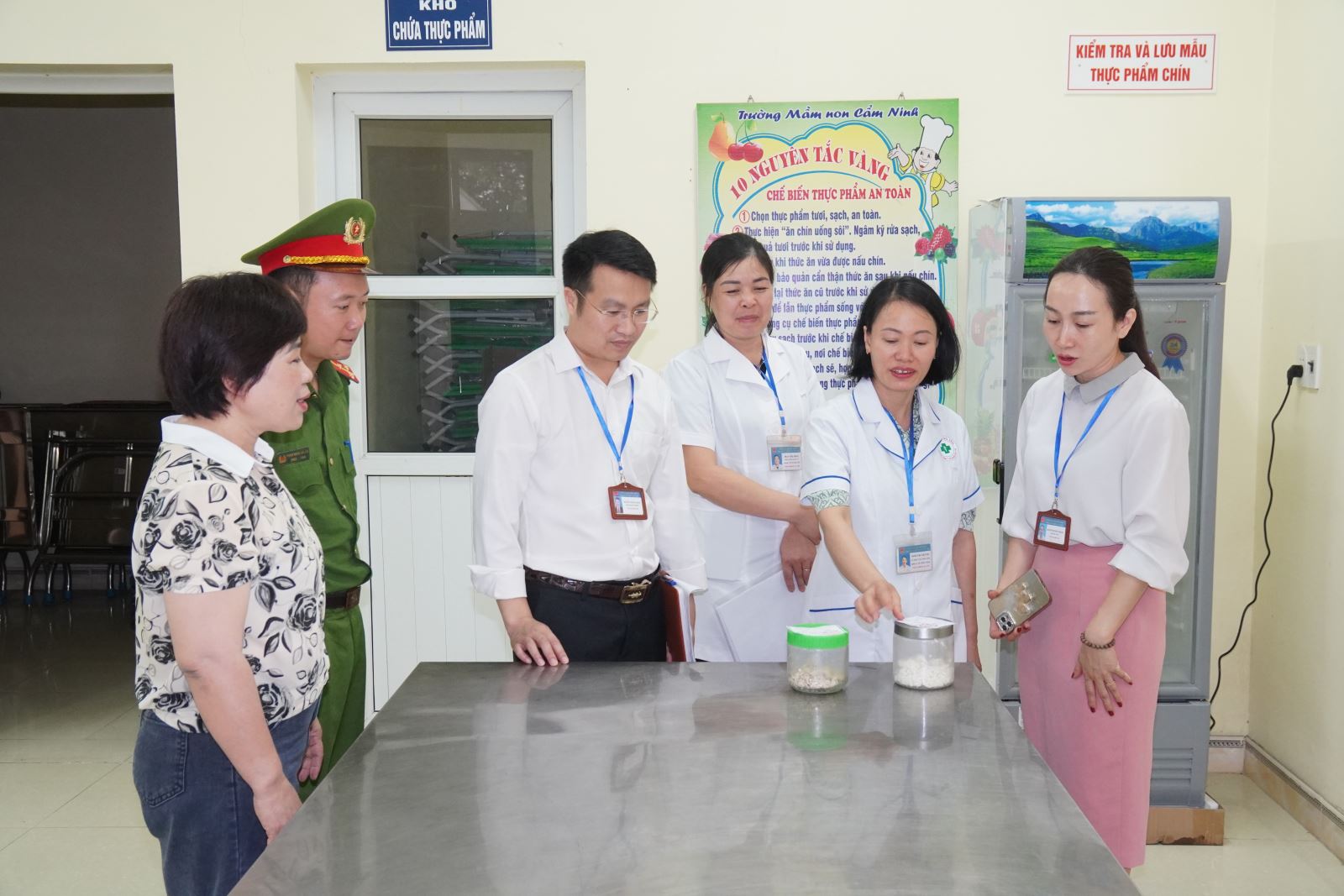 Công an xã Nguyễn Trãi phối hợp kiểm tra an toàn vệ sinh thực phẩm