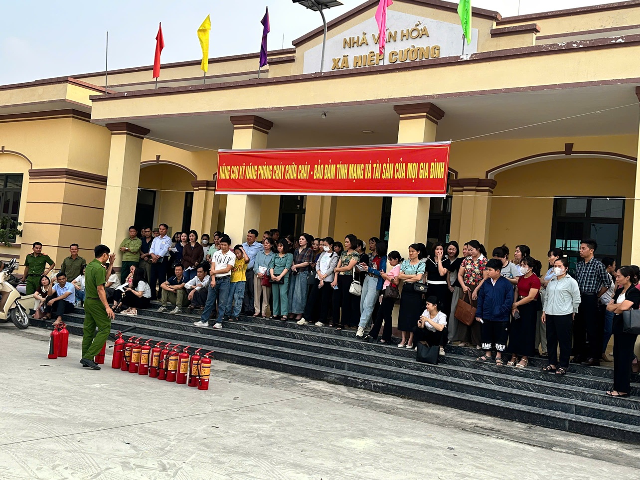 Xã Hiệp Cường phối hợp cùng Phòng Cảnh sát phòng cháy, chữa cháy và cứu nạn, cứu hộ Công an tỉnh Hưng Yên tổ chức huấn luyện, kiểm tra công tác PCCC và CNCH năm 2026.
