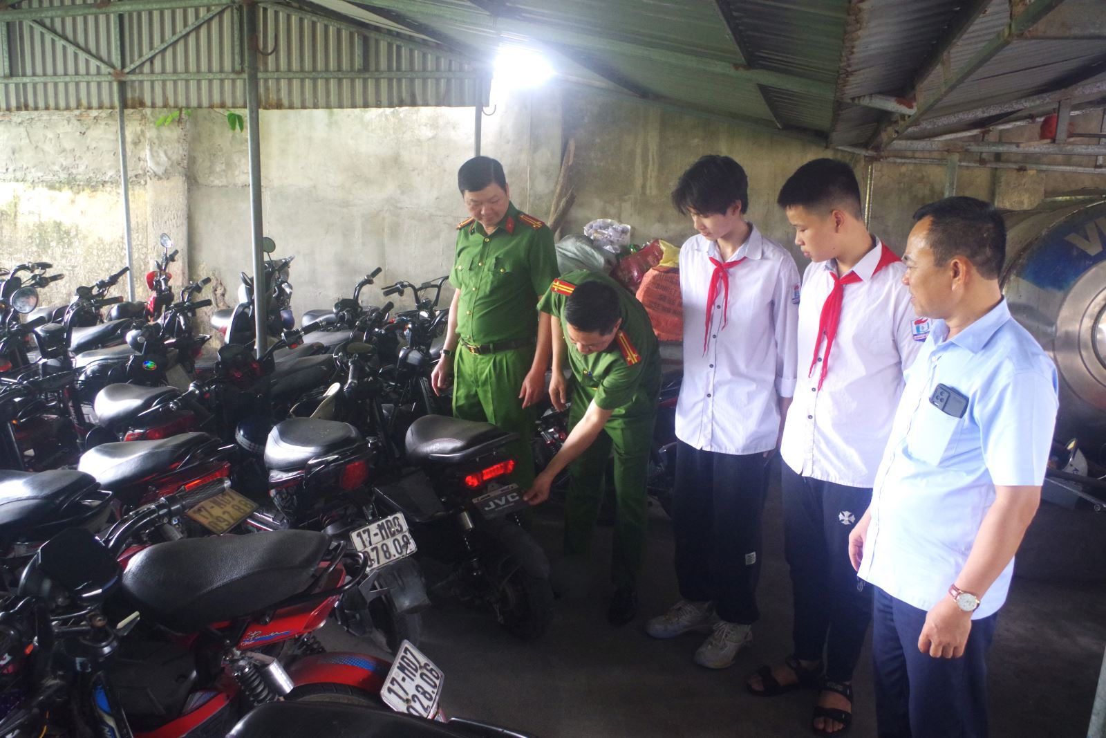 Công an xã Lê Lợi kiểm tra việc chấp hành quy định pháp luật về TTATGT, vũ khí, vật liệu nổ, công cụ hỗ trợ tại trường học