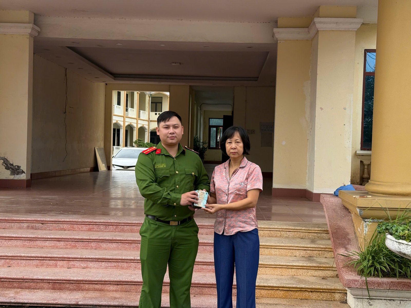 Công an xã Hưng Hà nhanh chóng xác minh trao trả lại tài sản cho công dân