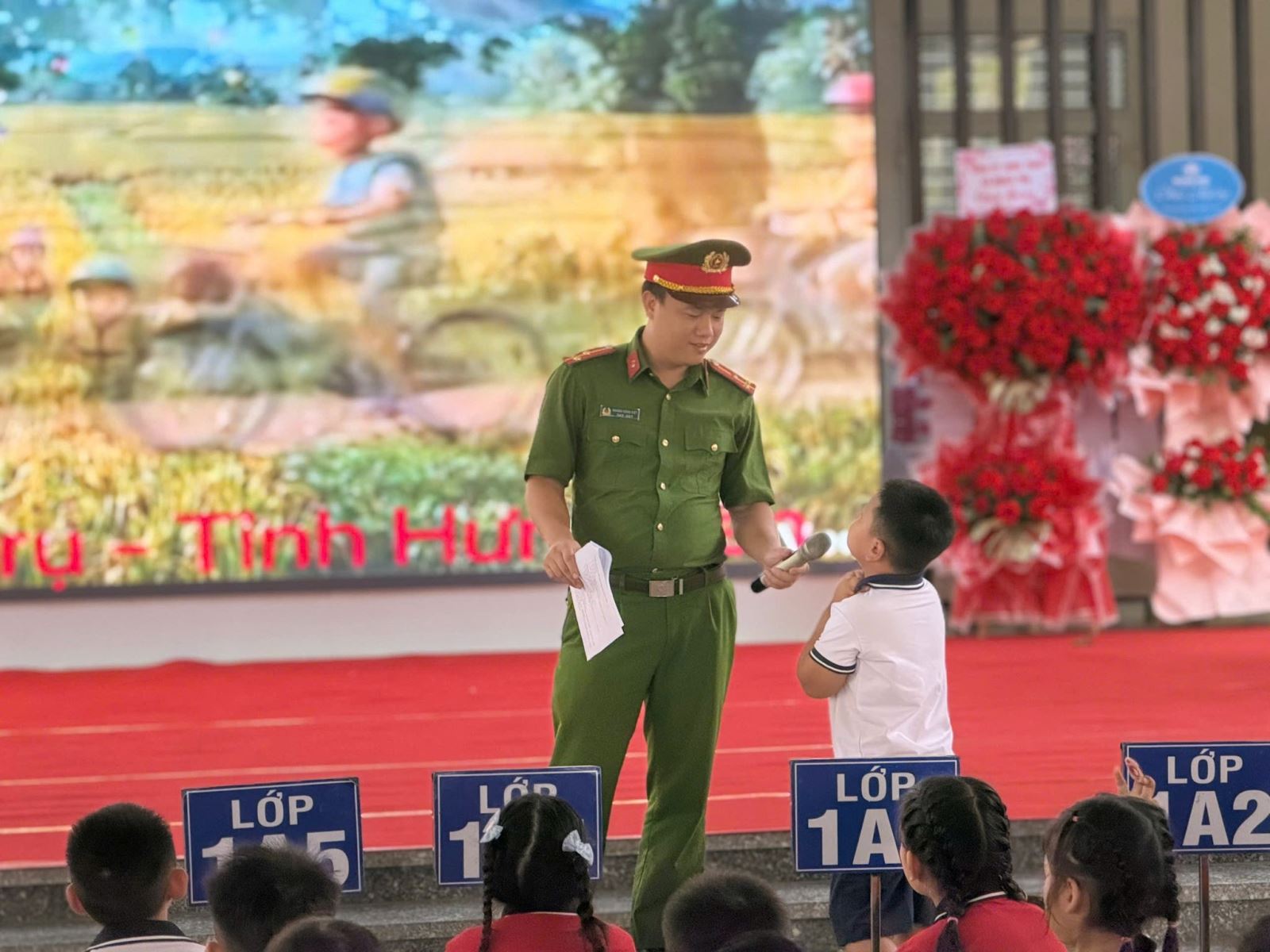 Chi đoàn Công an xã Nghĩa Trụ đẩy mạnh tuyên truyền phòng, chống đuối nước và cắm biển cảnh báo tại 27 thôn trên địa bàn