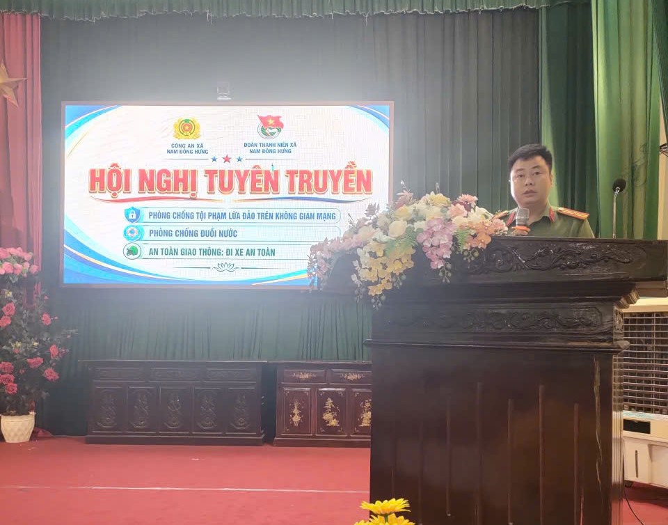 Công an xã Nam Đông Hưng tuyên truyền phòng, chống các hình thức lừa đảo trên không gian mạng cho đoàn viên thanh niên