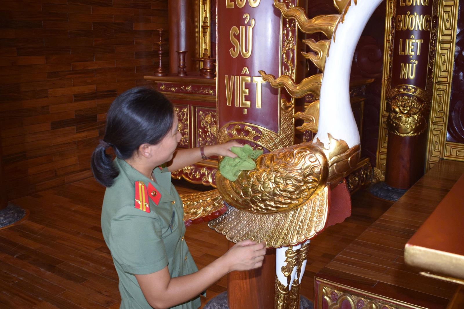 Tổ chức vệ sinh môi trường tại Khu lưu niệm Anh hùng liệt sĩ  Công an nhân dân Bùi Thị Cúc