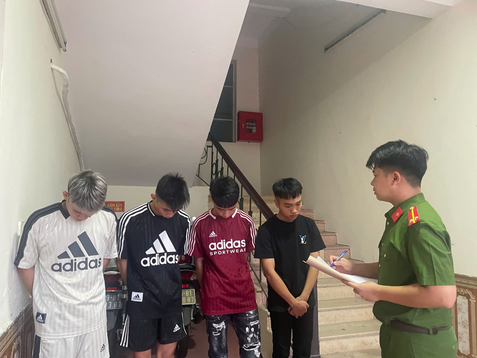 Công an phường Phố Hiến xác minh làm rõ các đối tượng có hành vi phạm pháp luật trên đường Nguyễn Văn Linh ngày 18/7/2026 