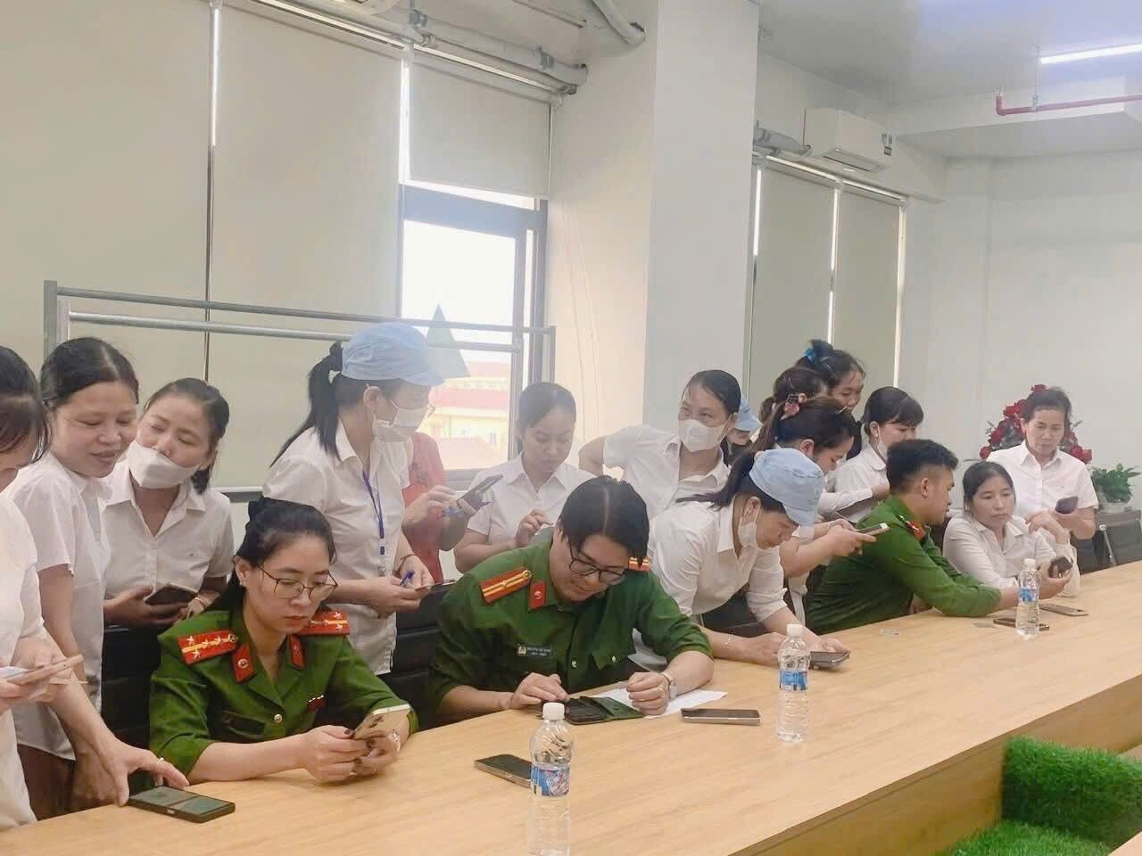 Công an xã Hưng Hà đẩy mạnh thực hiện tích hợp tài khoản an sinh xã hội trên ứng dụng VNeID 