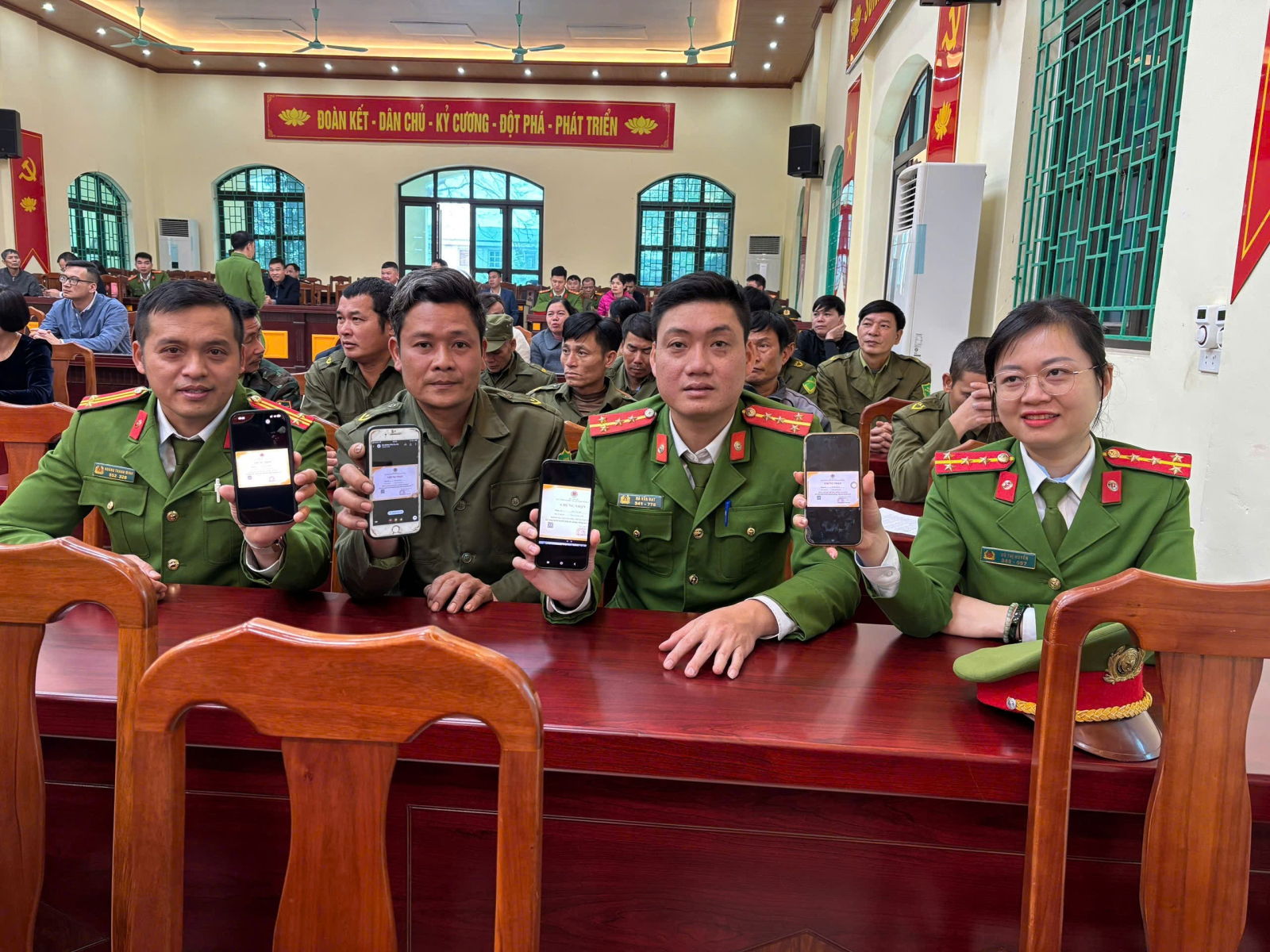 Công an xã Hiệp Cường tăng cường tổ chức test ma tuý, chủ động phòng ngừa từ cơ sở