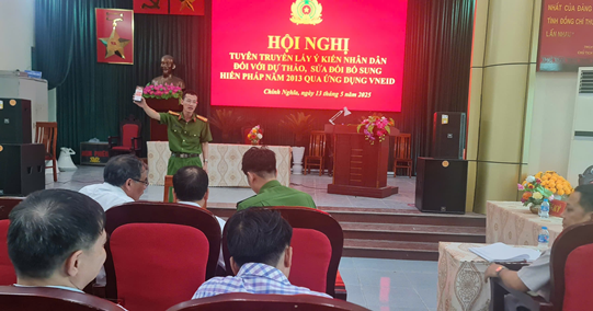 Công an xã Chính Nghĩa tích cực tuyên truyền, lấy ý kiến Nhân dân về dự thảo sửa đổi, bổ sung Hiến pháp năm 2013 qua ứng dụng VNEID