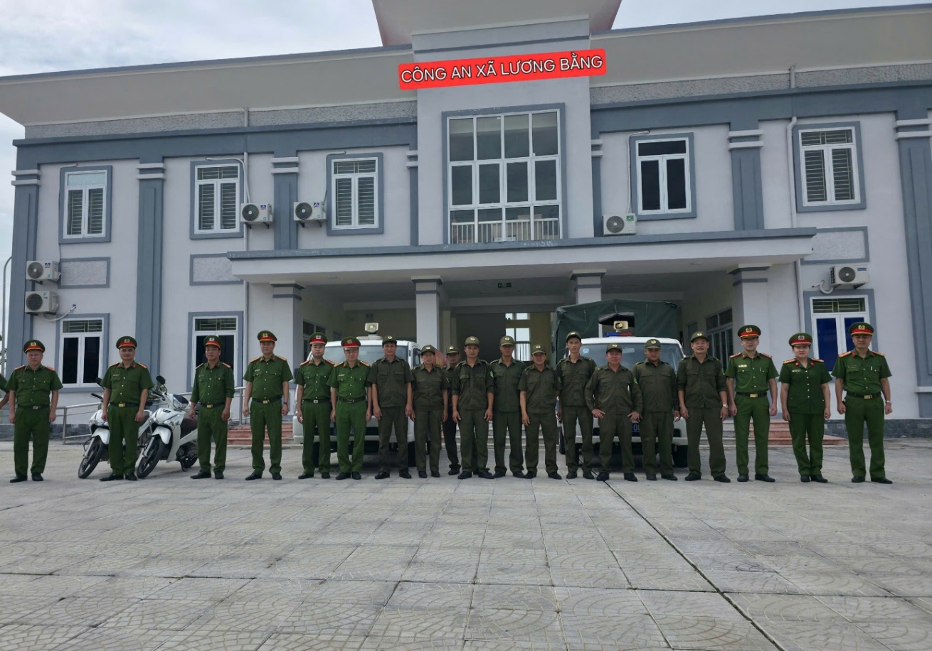 Công an xã Lương Bằng tăng cường công tác tuyên truyền và xử lý vi phạm trên địa bàn công cộng.