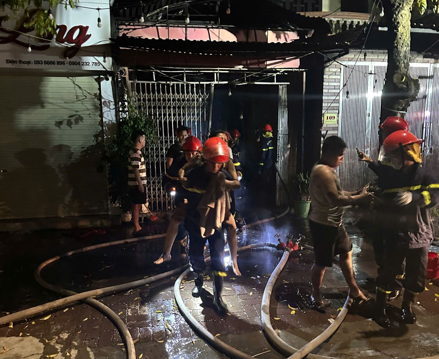 Lực lượng Cảnh sát phòng cháy, chữa cháy và cứu nạn, cứu hộ kịp thời cứu 07 người dân bị mắc kẹt trong vụ cháy xảy ra tại phường Phố Hiến