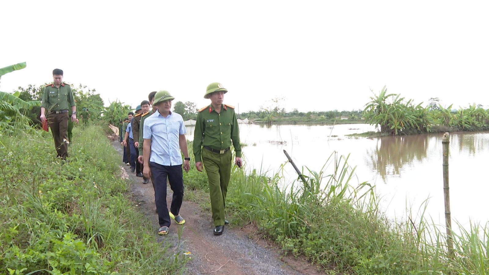 Đoàn công tác Công an tỉnh kiểm tra việc khắc phục sự cố vỡ bờ bao khu vực Mộ Đạo, xã Hồng Vũ