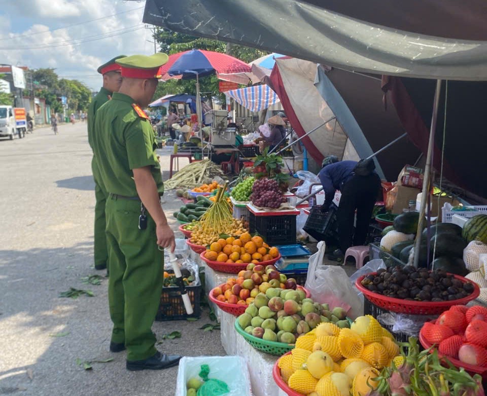 Công an xã Hồng Minh tuyên truyền, vận động giải tỏa hành lang an toàn giao thông tại khu vực Chợ Nội