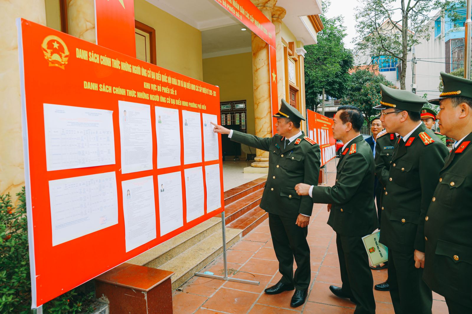 Đồng chí Thiếu tướng Trần Xuân Ánh, Ủy viên Ban Thường vụ Tỉnh ủy, Giám đốc Công an tỉnh kiểm tra công tác bảo đảm an ninh trật tự cuộc bầu cử tại phường Phố Hiến và xã Hiệp Cường