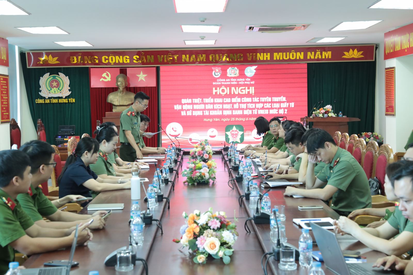 Đoàn Thanh niên, Hội Phụ nữ Công an tỉnh triển khai cao điểm công tác tuyên truyền, vận động người dân kích hoạt, hỗ trợ tích hợp các loại giấy tờ và sử dụng tài khoản định danh điện tử mức độ 2