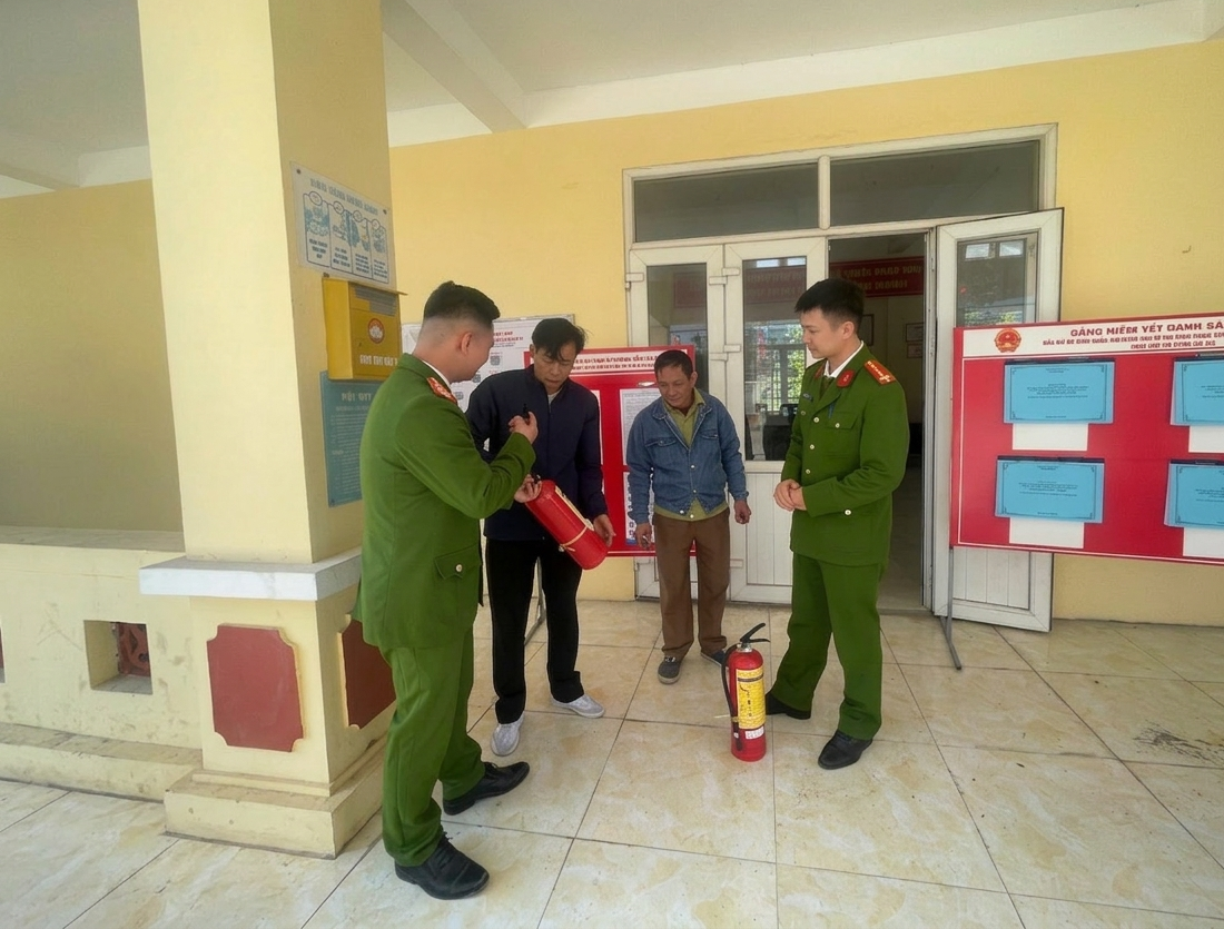 Công an xã Tiên Hoa kiểm tra, hướng dẫn công tác phòng cháy, chữa cháy tại các điểm bỏ phiếu