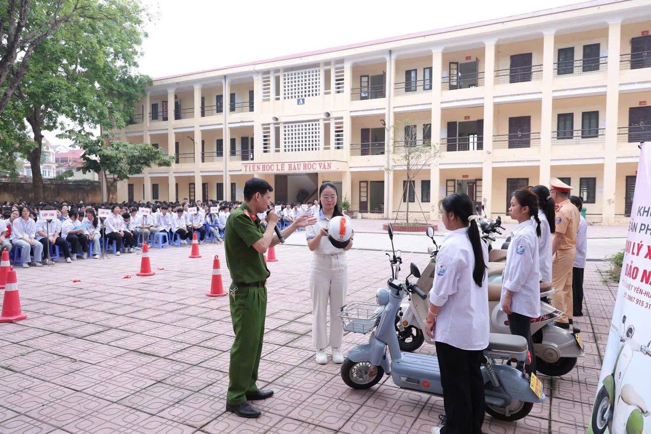 Công an xã Việt Yên phối hợp tổ chức tuyên truyền pháp luật giao thông và kỹ năng lái xe an toàn cho học sinh
