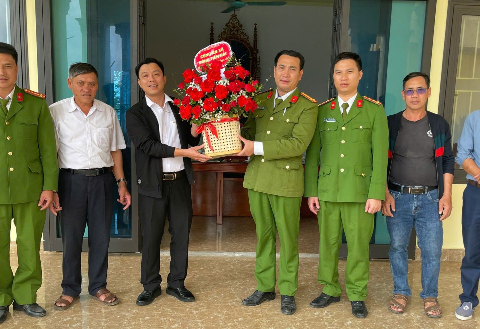 Công an xã Đông Tiền Hải chúc mừng giáo xứ Hưng Long nhân dịp lễ Noel năm 2025