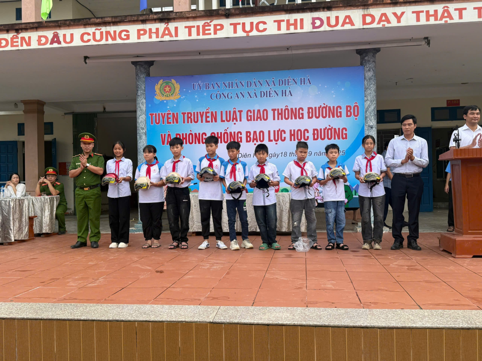 Công an xã Diên Hà tuyên truyền luật giao thông đường bộ và phòng chống bạo lực học đường tại Trường THCS Duyên Hải