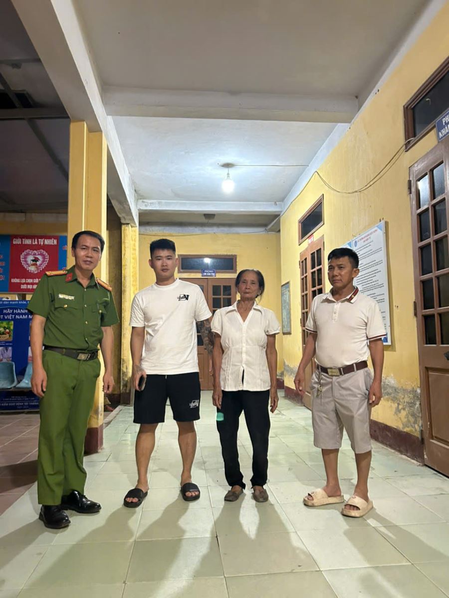 Công an xã Nghĩa Trụ phối hợp hỗ trợ đưa người dân đi lạc trở về địa phương an toàn