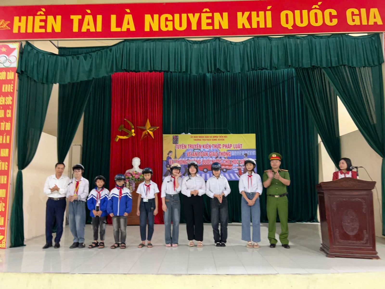 Công an xã Đông Tiền Hải tổ chức tuyên truyền kiến thức pháp luật về an toàn giao thông và phòng chống đuối nước cho học sinh